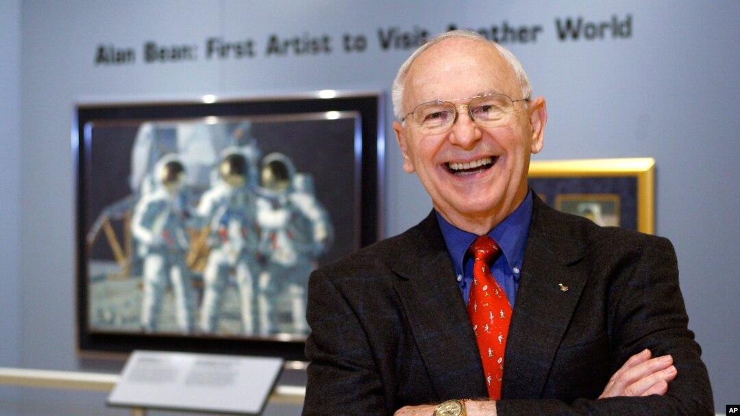 Alan Bean, astronaut keempat yang berjalan di Bulan menghadiri acara pratinjau karyanya di Lyndon Baines Johnson Library and Museum di Austin, Texas, 1 Oktober 2008.
