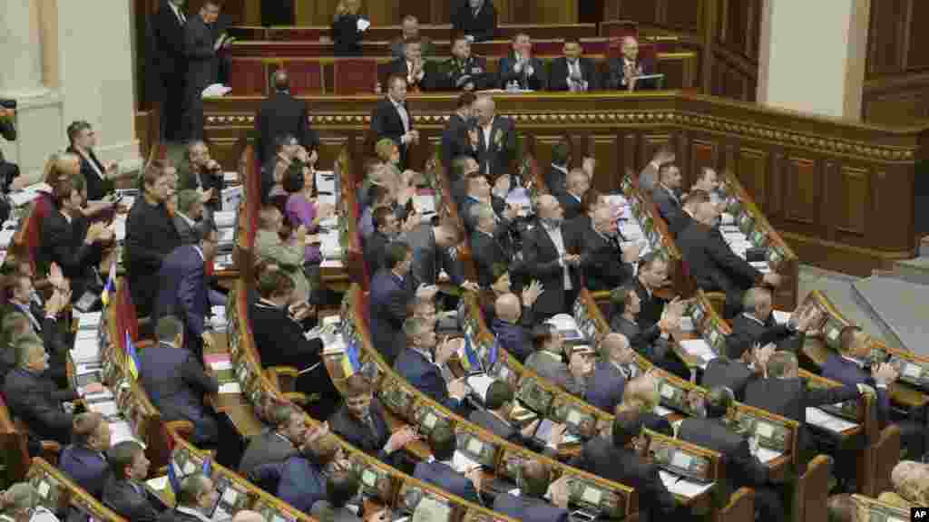 Ukrajinski poslanici na sednici parlamenta u Kijevu, 14. oktobra, 2014.