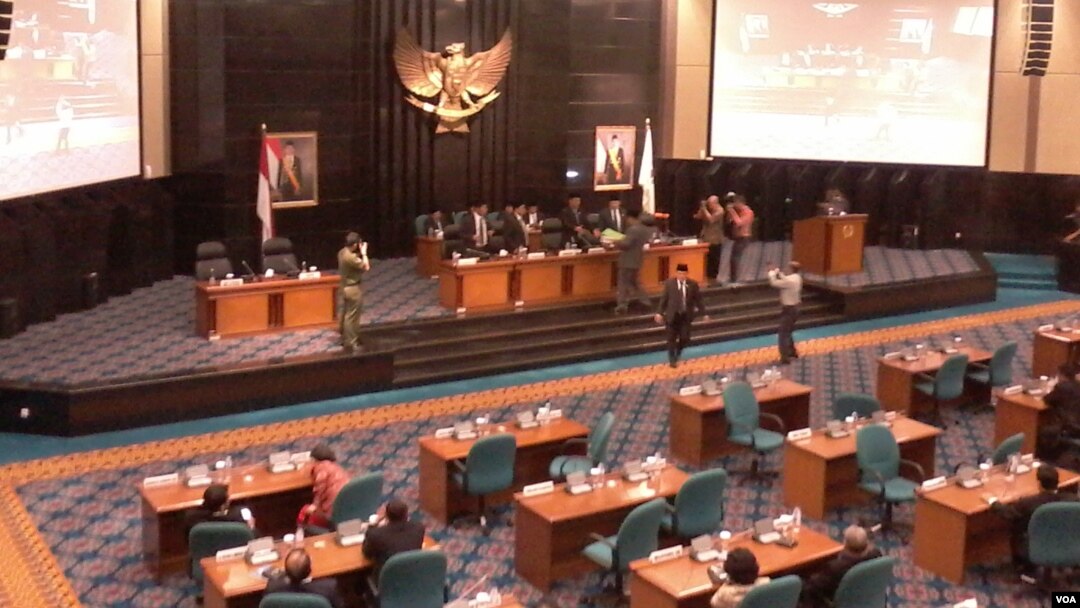 Tim Angket DPRD DKI Jakarta menyerahkan hasil investigasi kepada Pimpinan DPRD DKI, Senin 6/4 (VOA/Andylala).