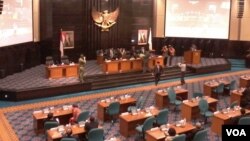 Tim Angket DPRD DKI Jakarta menyerahkan hasil investigasi kepada Pimpinan DPRD DKI, Senin 6/4 (VOA/Andylala).