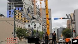 Las autoridades de Nueva Orleans dinamitarán dos enormes grúas dañadas que penden sobre una obra en construcción parcialmente derrumbada en el borde del Barrio Francés, anticipando una tormenta tropical que podría derribarlas de manera descontrolada.