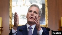 Le président de la Chambre des représentants des États-Unis, Kevin McCarthy, au Capitole après l'adoption d'un projet de loi provisoire sur le financement du gouvernement, le 30 septembre 2023.