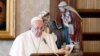 ARCHIVO - El Papa Francisco dirige la oración del Angelus en la Biblioteca del Vaticano.