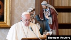 ARCHIVO - El Papa Francisco dirige la oración del Angelus en la Biblioteca del Vaticano.