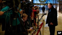 ອະດີດຫົວໜ້າອົງການສືບລັບ CIA ນາຍພົນ David Petraeus ໂອ້ລົມກັບບັນດານັກຂ່າວ ຫລັງຈາກພົບປະກັບ ປະທານາທິບໍດີ ທີ່ຖືກເລືອກໃໝ່ ທ່ານ Donald Trump. 