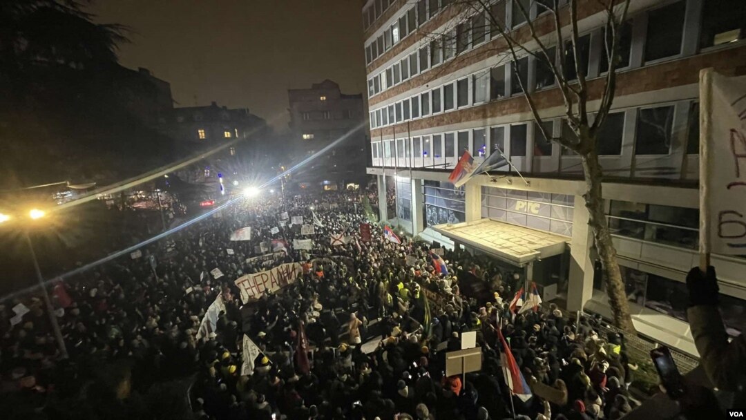 Protest studenata ispred RTS-a: „Naše pravo da znamo sve“ (foto: VOA/Stefan Miljuš)