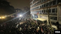 Protest studenata ispred RTS-a: „Naše pravo da znamo sve“ (foto: VOA/Stefan Miljuš)