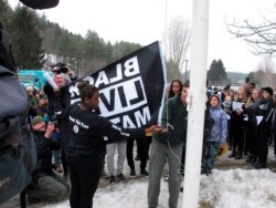 Pelajar di Sekolah Menengah Montpelier di Montpelier, mengibarkan bendera Black Lives Matter pada hari Kamis, 1 Februari 2018, sebagai bagian dari rangkaian kegiatan untuk membahas rasisme. (Foto: AP)