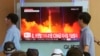 韩国人在首尔火车站观看朝鲜发射洲际弹道导弹的电视新闻（2017年7月29日）