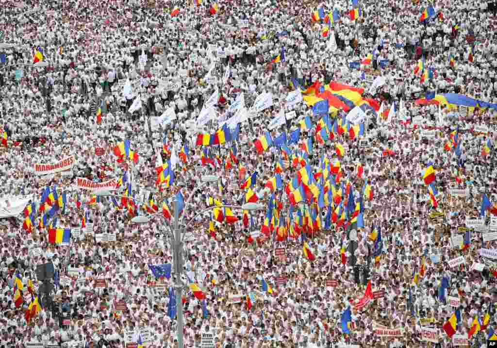 Supporters of the ruling Social Democratic attend a rally outside the government headquarters in Bucharest, Romania, June 9, 2018. More than 100,000 supporters of the government dressed in white, assembled in the capital to protest alleged abuses committed by anti-corruption prosecutors.