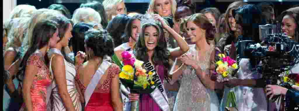 ນາງງາມ Olivia Culpo ຈາກລັດ Rhode Island ຄ້ວາມົງກຸດ Miss USA 2012