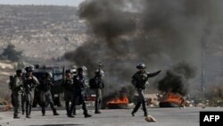 Des forces israéliennes prennent position lors d'échauffourées avec des manifestants palestiniens près de Ramallah, le 7 décembre 2017.
