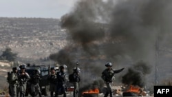 Des forces israéliennes prennent position lors d'échauffourées avec des manifestants palestiniens près de Ramallah, le 7 décembre 2017.
