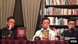 资料照：慕容雪村（中）在北京老书虫书会举行长篇小说《原谅我红尘颠倒》英文版发布会。