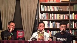 慕容雪村在北京老书虫书会举行长篇小说《原谅我红尘颠倒》英文版发布会（美国之音东方拍摄）