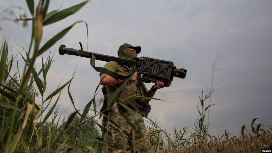 Украински војник држи противвоздушна ракета Стингер на позиција на фронтот во регионот на Миколаев
