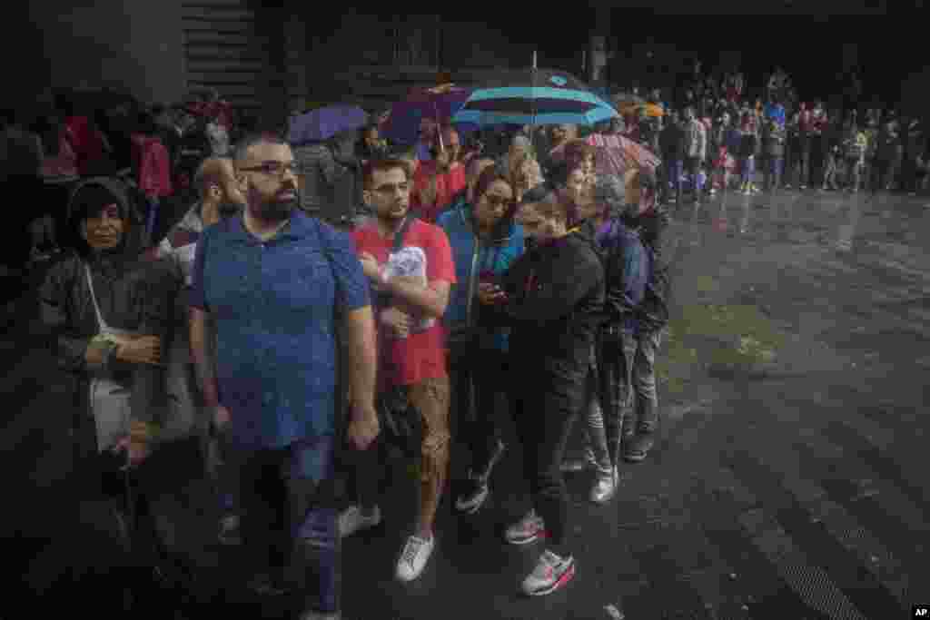 La gente hace cola para votar en una escuela programada para ser una mesa de votación por parte del gobierno catalán en Barcelona, ​​España, el 1 de octubre de 2017.