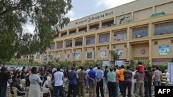 Mamia ya waombolezi waklusanyika nje ya jengo la Westgate 