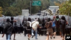 Para petani karet Thailand bentrok dengan polisi anti huru-hara di propinsi Nakhon Si Thammarat, wilayah selatan Thailand, Senin (16/9).