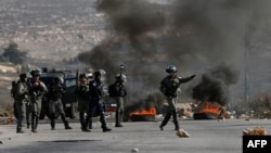 Des forces israéliennes prennent position lors d'échauffourées avec des manifestants palestiniens près de Ramallah, le 7 décembre 2017.