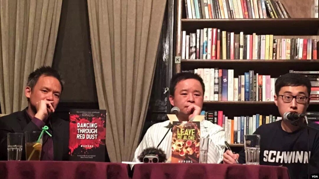 资料照：慕容雪村（中）在北京老书虫书会举行长篇小说《原谅我红尘颠倒》英文版发布会。
