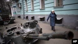 Архівне фото: зруйнований російський танк виставлено в Києві