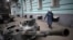 Seorang perempuan berjalan di dekat tank Rusia yang hancur dipajang di sebuah jalan di Kyiv tengah, Ukraina, Rabu, 25 Januari 2023. (Foto: AP/Daniel Cole)