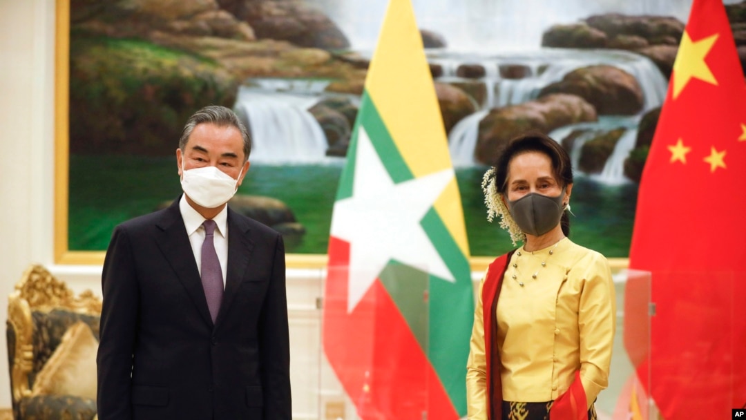 Pemimpin Myanmar Aung San Suu Kyi (kanan) dan Menlu China Wang Yi dalam pertemuan di Naypyitaw, Myanmar, 11 Januari 2021. (Foto: dok).