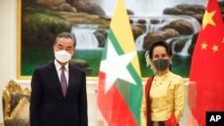 Pemimpin Myanmar Aung San Suu Kyi (kanan) dan Menlu China Wang Yi dalam pertemuan di Naypyitaw, Myanmar, 11 Januari 2021. (Foto: dok).