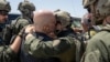 以色列六月八日在加沙救出四名人质。图为人质获救后与家人团聚。