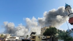 Asap mengepul dari salah satu area di Nabatiyeh, menyusul serangan Israel ke wilayah tersebut pada 16 Oktober 2024. (Foto: AFP/Abbas Fakih)