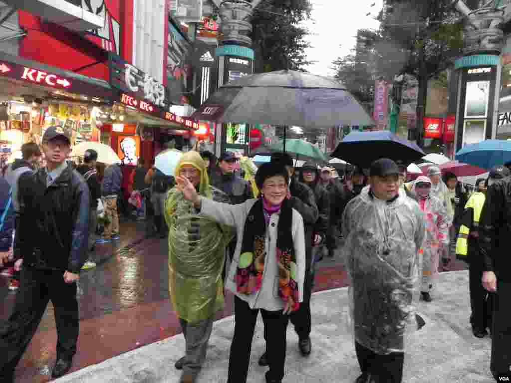 绝食前吕秀莲到台北年轻人聚集的西门町步行街头造势。（美国之音许波拍摄）