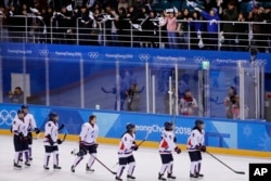 20일 남북 여자 아이스하키 단일팀과 스웨덴의 경기가 열린 강릉 관동하키센터에서 관중들이 경기를 마친 단일팀 선수들을 향해 환호하고 있다.