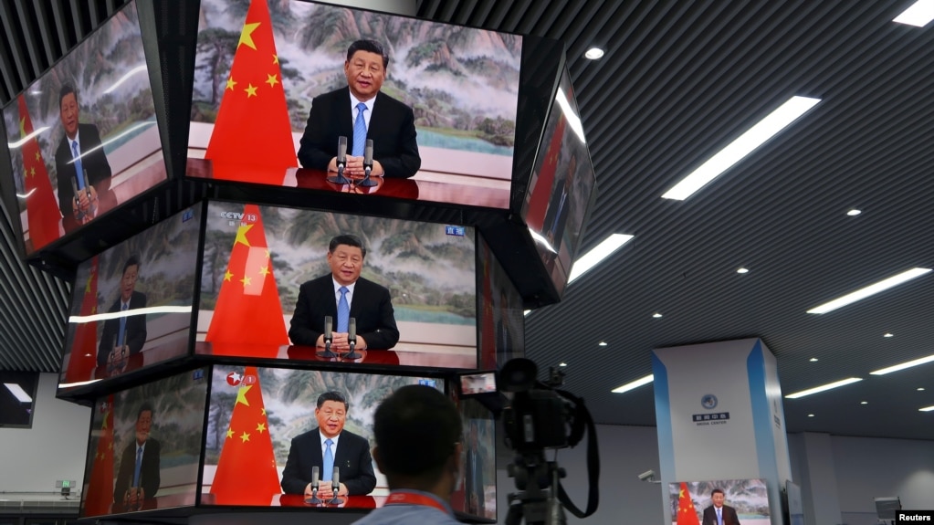 上海举行的中国国际进出口展销会媒体中心的多面电视屏幕播放中国领导人习近平的讲话。（2021年11月4日）(photo:VOA)