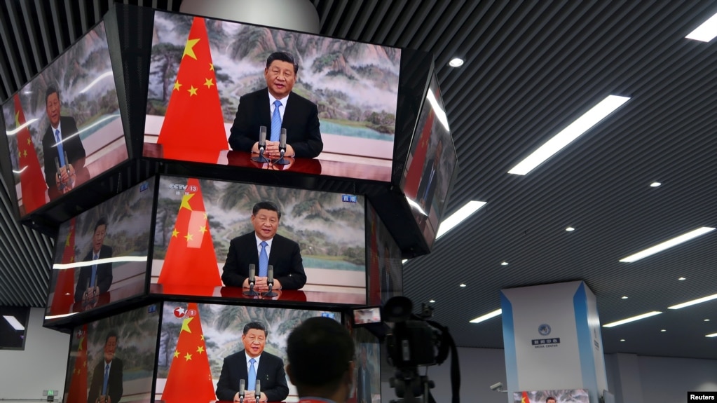 上海举行的中国国际进出口展销会媒体中心的多面电视屏幕正在播放中国领导人习近平的讲话。（2021年11月4日）(photo:VOA)