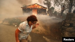 Maison en feu dans le village d'Oteiro, prêt de Sao Pedro do Sul, au Portugal le 13 août 2016. 