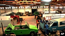 Employees work on a Faoka model of a Karenjy vehicle in an auto plant in Fianarantsoa, Madagascar (file photo - August 24, 2010)
