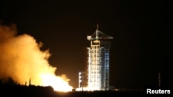 16일 중국 간쑤성 고비사막에 있는 주취안 위성발사센터에서 세계최초 양자통신위성 '묵자'호를 탑재한 장정 2-D로켓이 발사되는 모습.