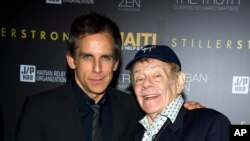 Ator americano Jerry Stiller em 2011, com o filho Ben Stiller (esq.) num evento de beneficência pelo Haiti, em Nova Iorque