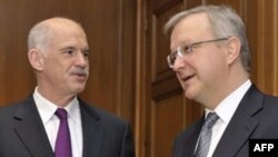 Thủ tướng Hy Lạp Papandreou (trái) và Ủy viên đặc trách kinh tế và tiền tệ Liên hiệp Âu châu Olli Rehn