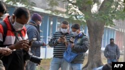 အိန္ဒိယနိုင်ငံက Quarantine အဆောင်ရှေ့မှာစောင့်နေတဲ့သတင်းထောက်များ။