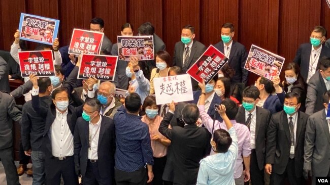 香港立法会内务委员会会议“闹双胞”，上届主席李慧琼被民主派议员质疑非法主持会议，爆发冲突 (美国之音/汤惠芸)