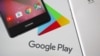 Des smartphones Huawei devant le logo de Google Play le 20 mai 2019.