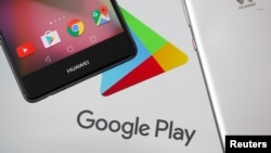 Des smartphones Huawei devant le logo de Google Play le 20 mai 2019.