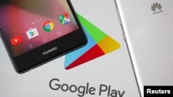 Smartphone Huawei dan logo Google Play logo (foto: ilustrasi). Google akan membatasi akses Huawei pada sistem operasi Android. 