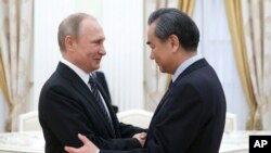 25일 모스크바를 방문한 왕이 중국 외교부장(오른쪽)이 블라디미르 푸틴 러시아 대통령과 만났다.