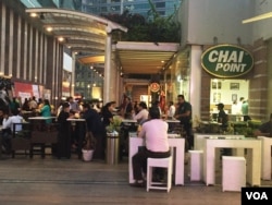 Tea cafe "Chai Point" in the business hub of Gurgaon attracts crowds at all times of the day. (A. Pasricha/VOA)