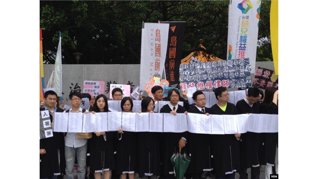 手持联署名单的声援律师(美国之音杨明拍摄)