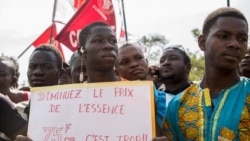 Les forces de l'ordre repoussent une manifestation contre le gouvernement