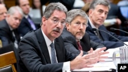 (слева направо)Заместитель министра юстиции Джеймс Коул, Роберт Литт из аппарата директора национальной разведки, заместитель директора АНБ Джон Инглис.